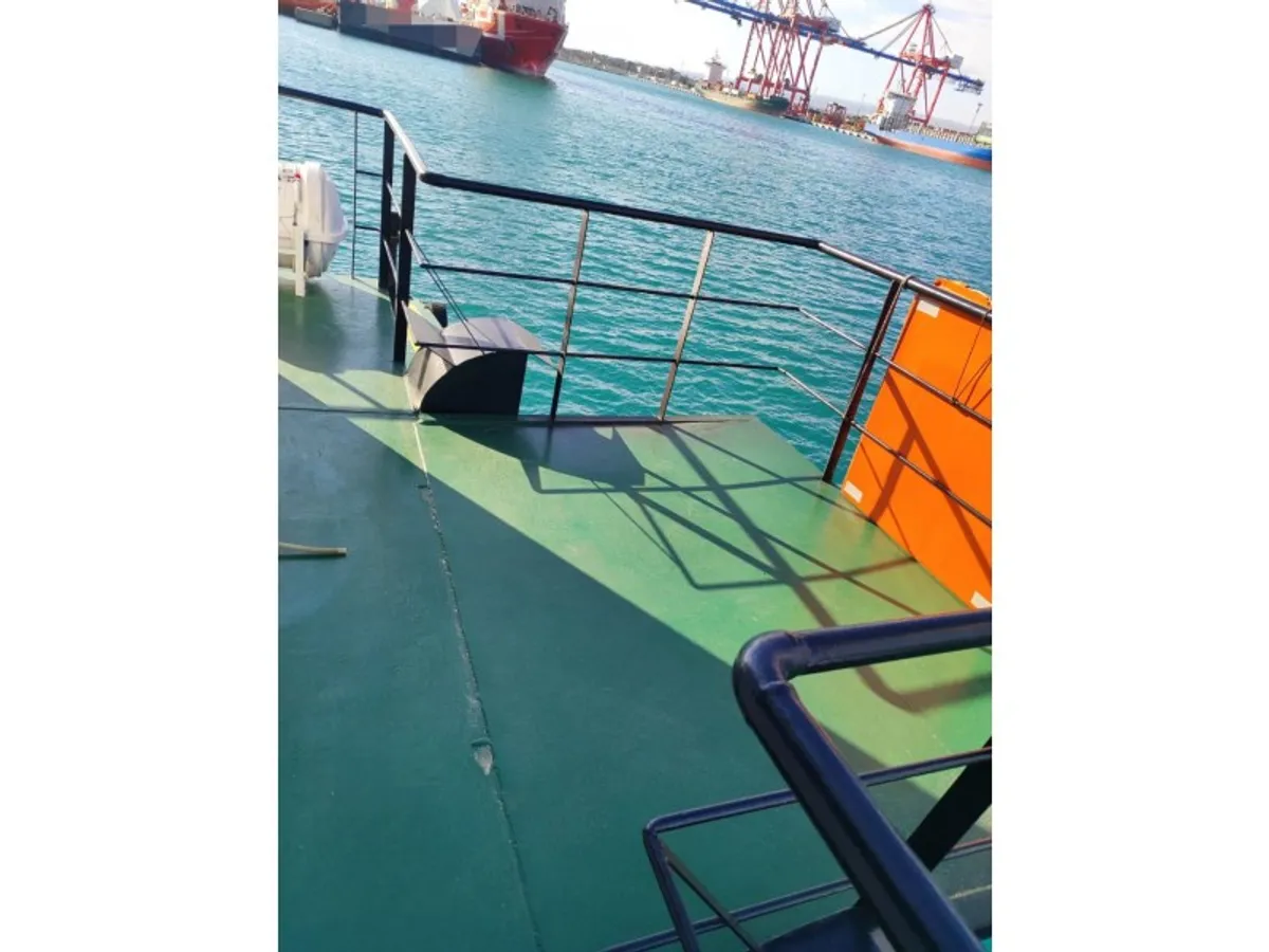 Tàu container để bán