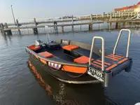 Tàu làm việc để bán
