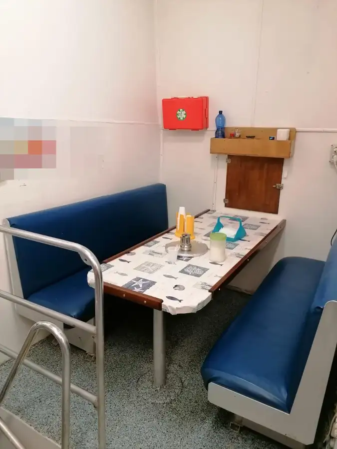 Tàu chở thủy thủ đoàn để bán