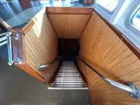 Tàu chở thủy thủ đoàn để bán