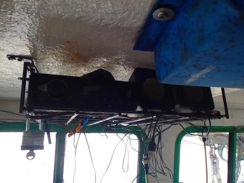 Tàu kéo lưới để bán