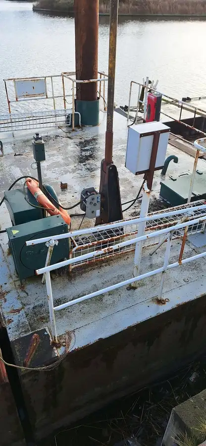 Tàu nạo vét để bán