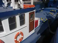 Tàu làm việc để bán