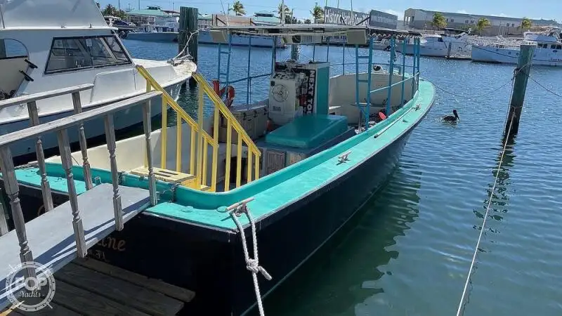 Tàu du lịch để bán