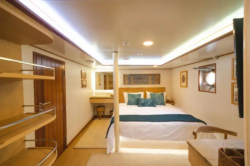 Tàu khảo sát để bán