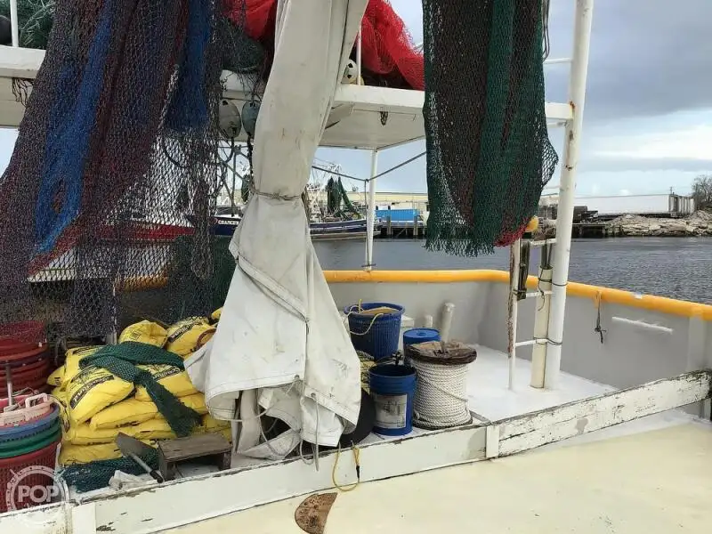 Tàu kéo lưới để bán