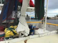 Tàu kéo lưới để bán