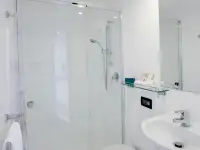 Tàu hai thân để bán