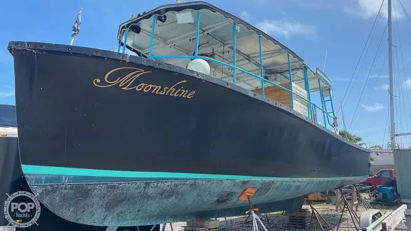 Tàu du lịch để bán