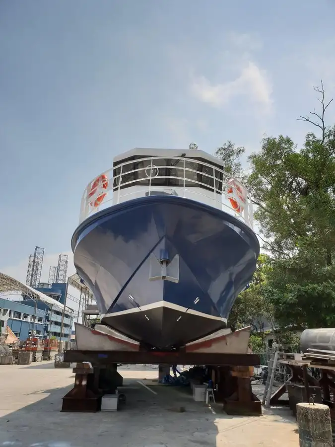 Tàu du lịch để bán