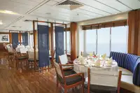 Tàu du lịch để bán