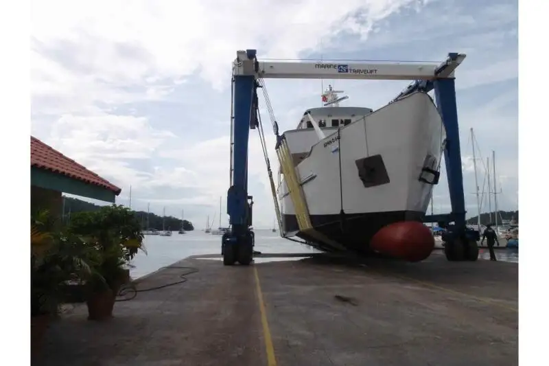Tàu du lịch để bán