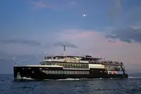 Tàu chở khách và hàng hóa để bán