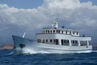 Tàu du lịch rao bán