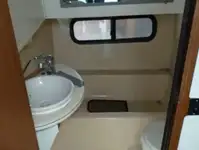 Tàu chở thủy thủ đoàn để bán