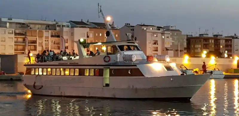 Tàu chở khách để bán