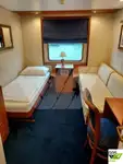 Sà lan chở người để bán