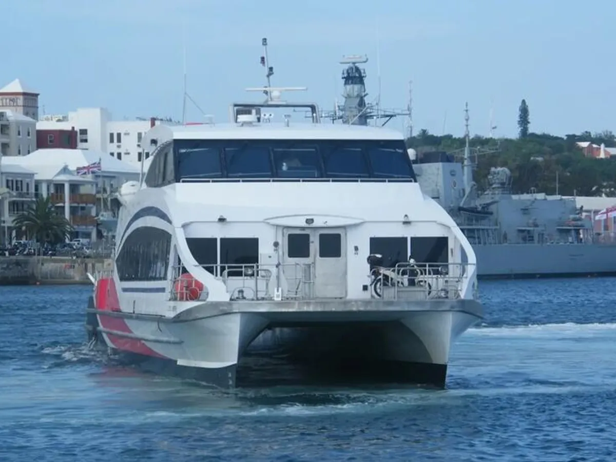 Tàu phà để bán
