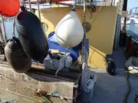 Tàu làm việc để bán