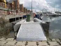 Tàu container để bán