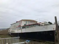 Tàu phà để bán
