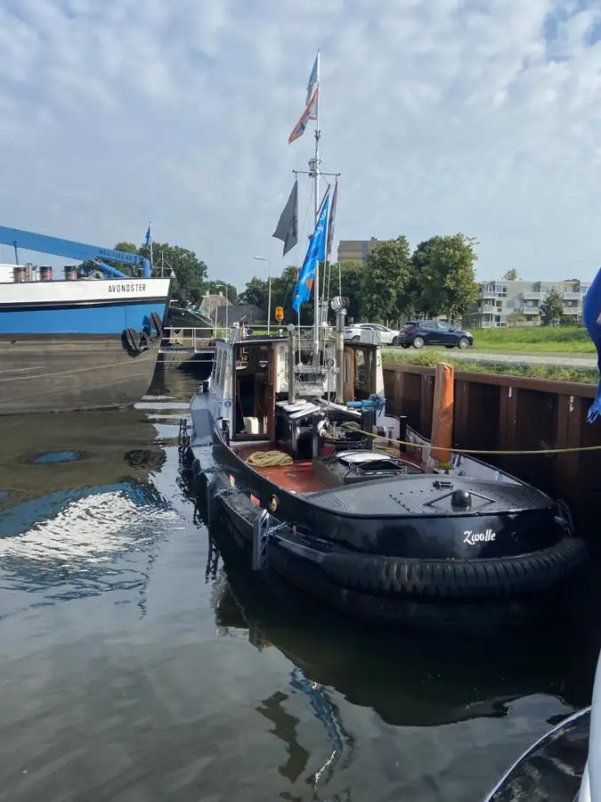 Tàu kéo để bán