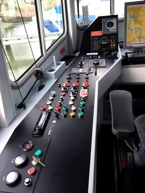 Tàu khảo sát để bán