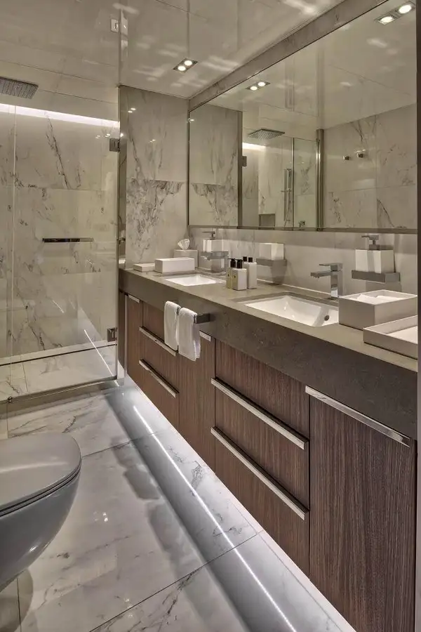 Tàu du lịch để bán
