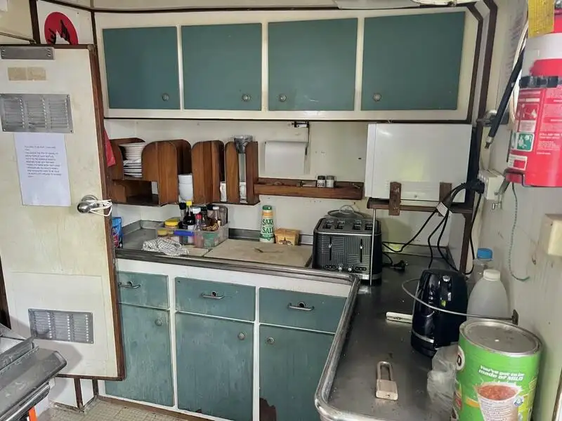 Tàu kéo lưới để bán