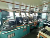 Tàu kéo lưới để bán