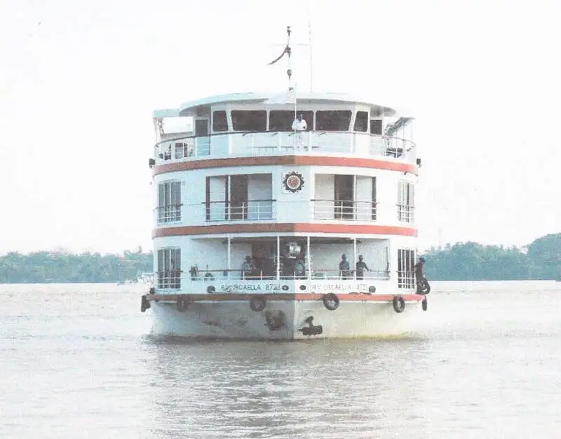 Tàu du lịch để bán