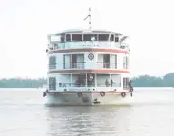 Tàu du lịch để bán