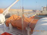 Tàu chở thủy thủ đoàn để bán