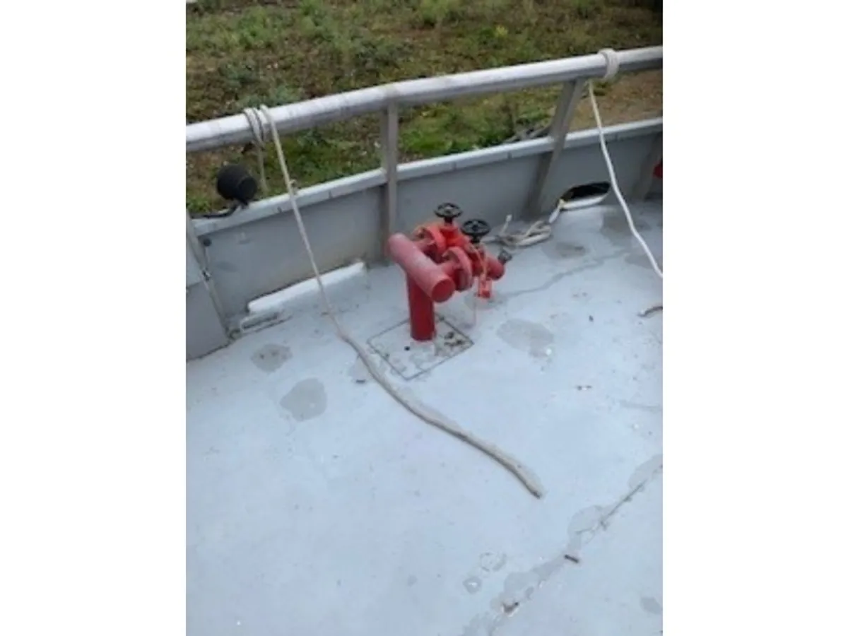 Tàu làm việc để bán