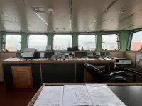 Tàu làm việc để bán