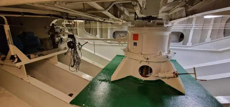 Tàu chở nhiên liệu để bán