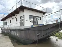 Sà lan chở người để bán