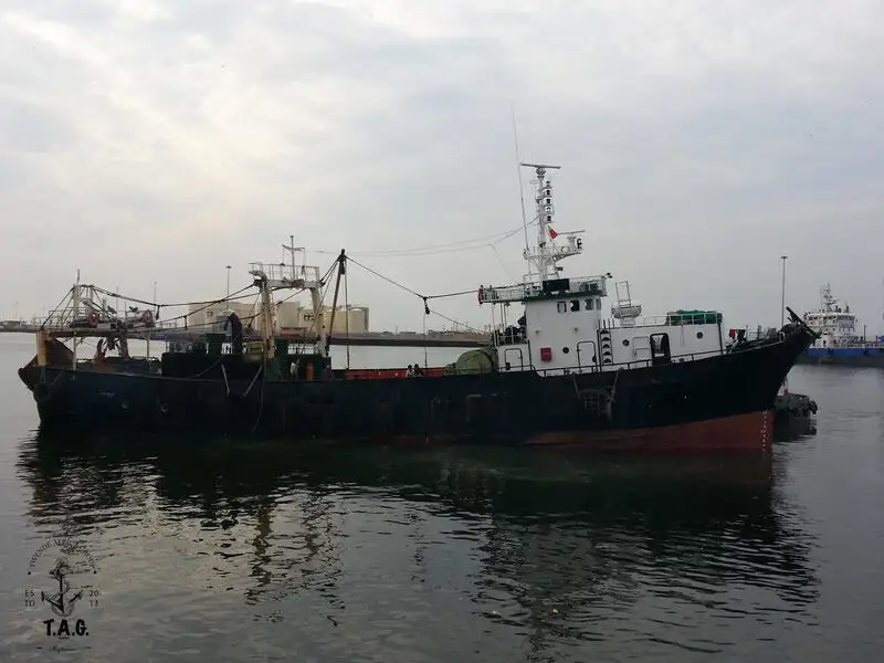 Tàu kéo lưới để bán