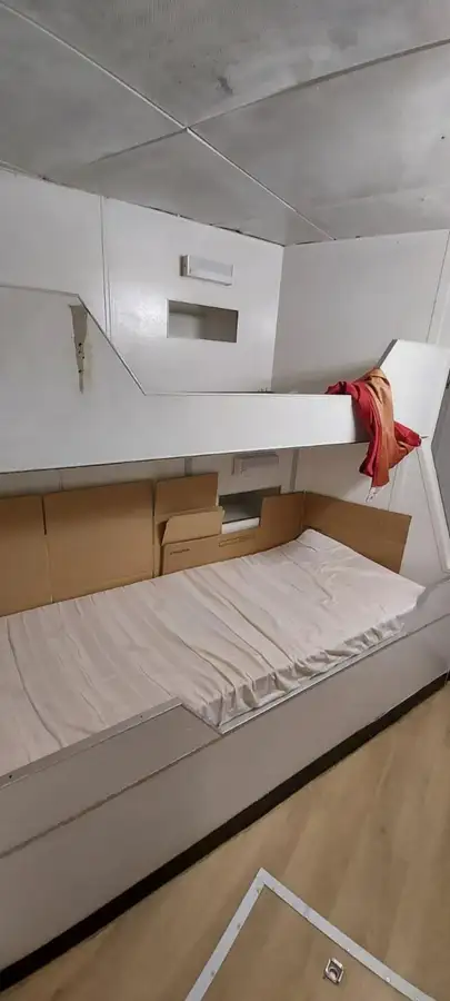 Tàu chở thủy thủ đoàn để bán