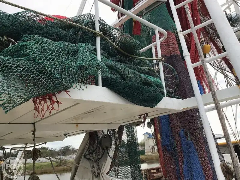 Tàu kéo lưới để bán
