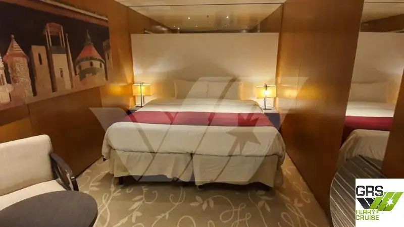 Tàu du lịch để bán