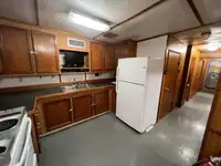 Tàu chở thủy thủ đoàn để bán