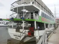 Tàu phà để bán