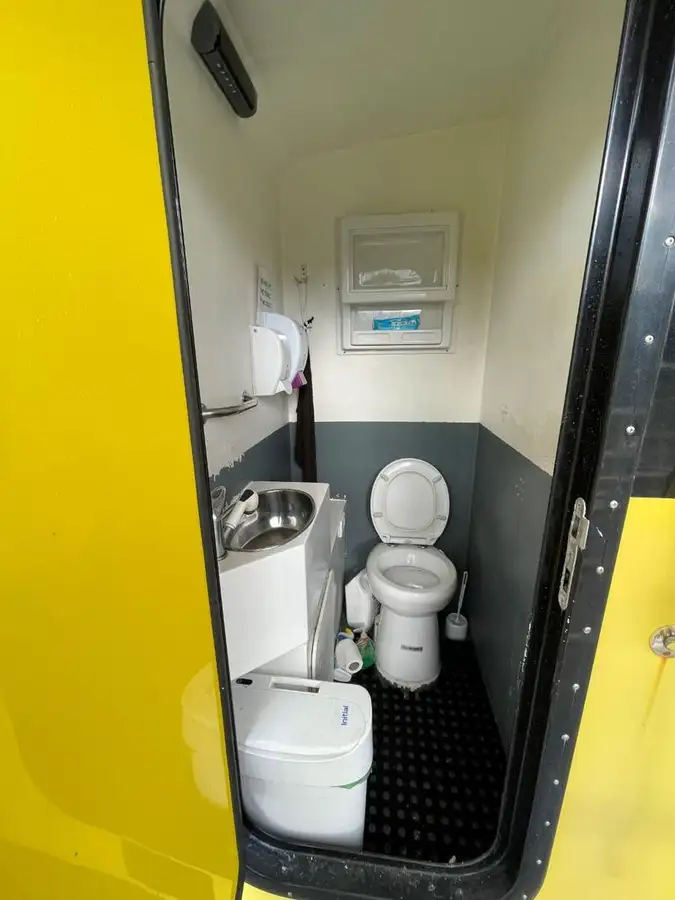 Tàu container để bán