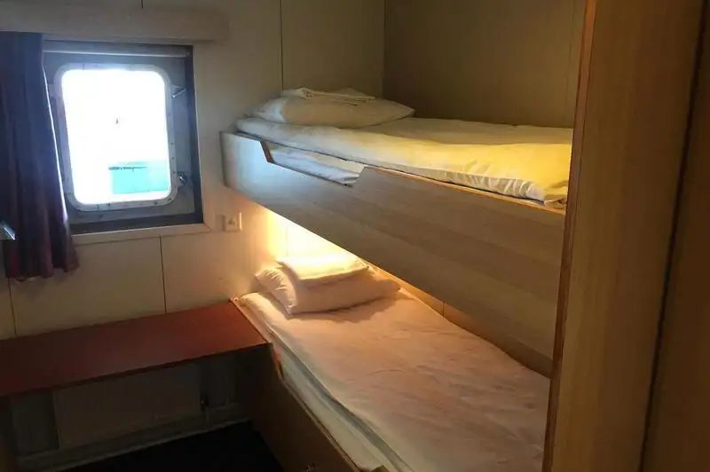 Tàu du lịch để bán