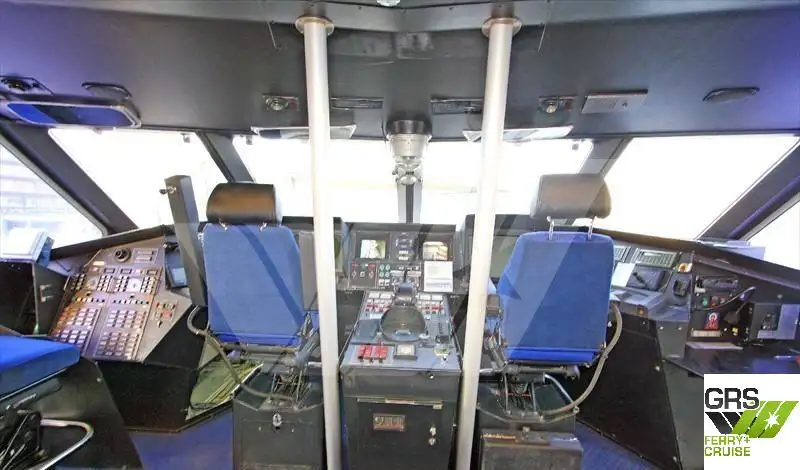 Tàu du lịch để bán