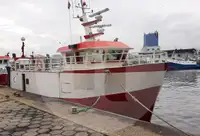 Tàu chở cá sống để bán