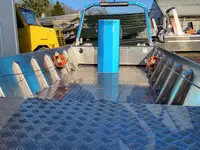 Tàu làm việc để bán