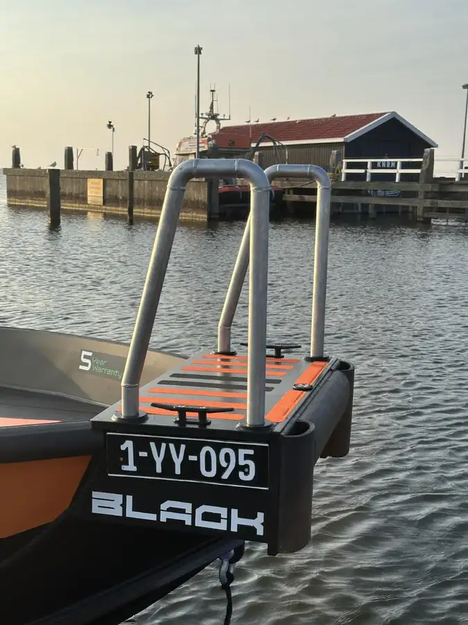 Tàu làm việc để bán