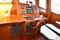 Tàu kéo lưới để bán